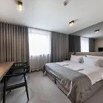 إيلون 4* بوزنان
